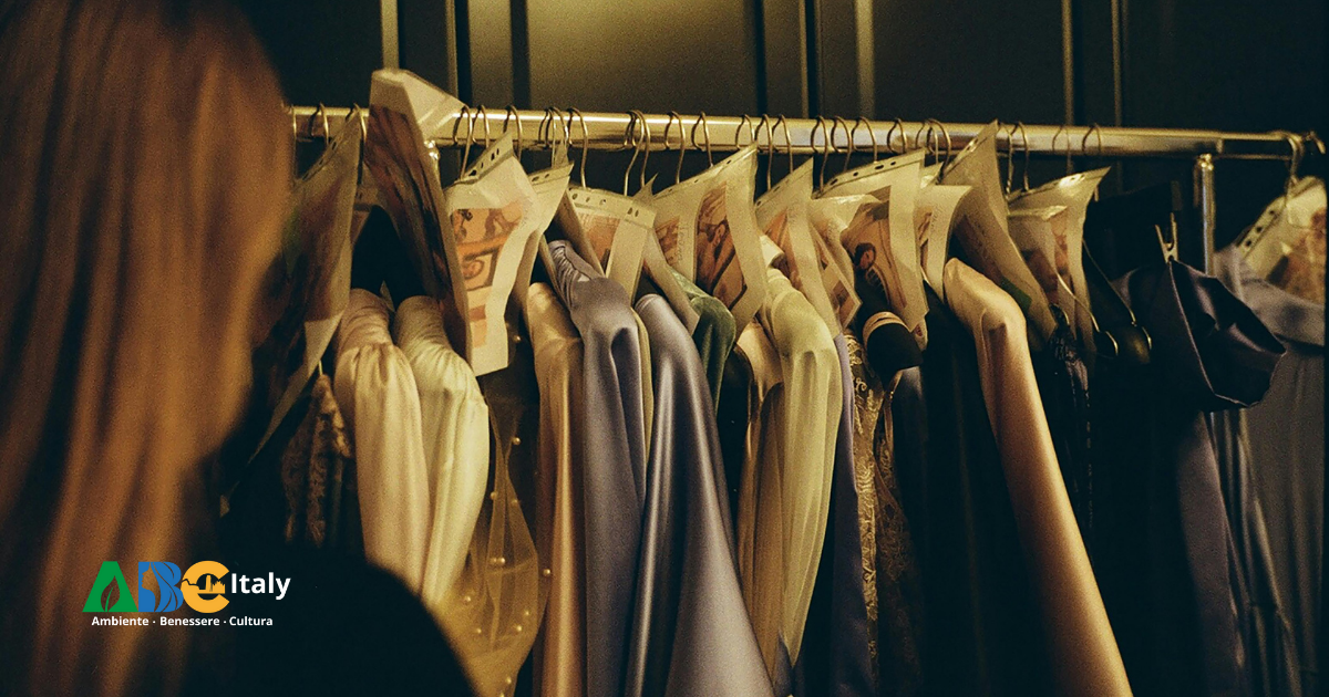Vestirsi bene senza inquinare: guida al guardaroba consapevole